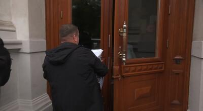 Андрій Закалюк заносить документи в канцелярію