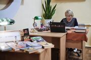 «Ніколи не чула поганого слова». Як вчителька 30 років працює бібліотекаркою у СІЗО?