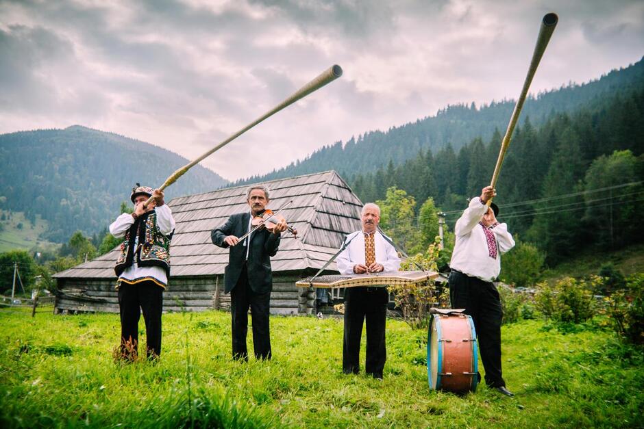 File musicians with trembits.jpg - Wikimedia Commons