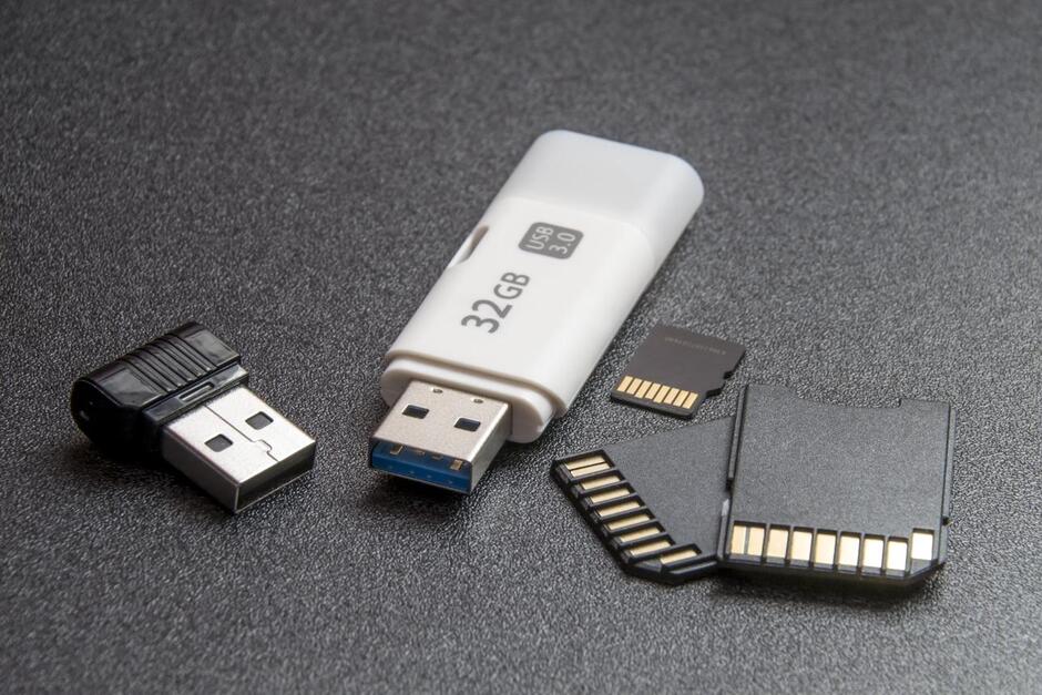 Royalty-Free photo: 32 GB Toshiba flash drive | PickPik